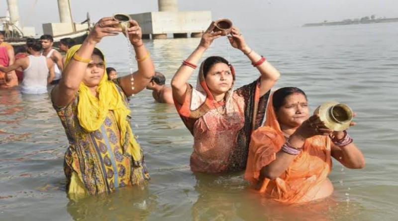 हरिद्वार में कार्तिक पूर्णिमा पर गंगा स्नान करते श्रद्धालु