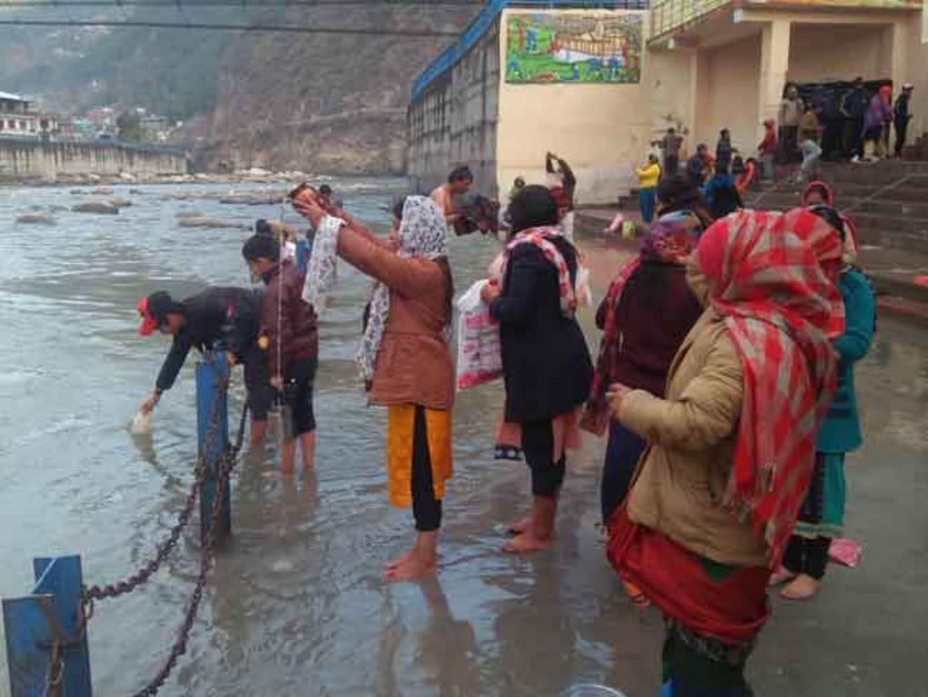 मकर संक्रांति पर उमड़ा श्रद्धा का सैलाब, घाटों पर लगाई आस्था की डुबकी