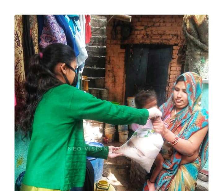 तीन बेटियों ने डेढ़ सौ परिवारों के पास घर-घर पहुंचाया खाने का सामान