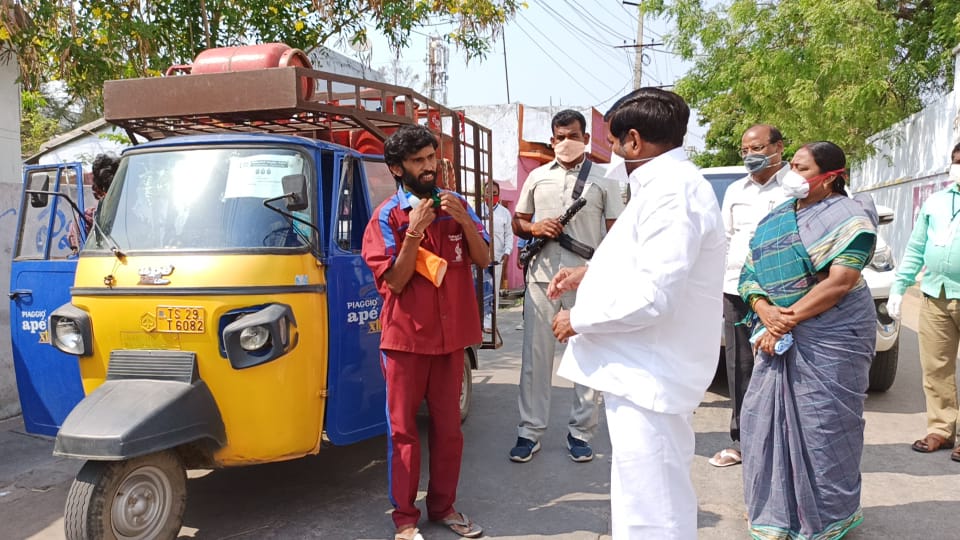 सुर्यपेट रेड ज़ोन क्षेत्र में मंत्री का दौरा