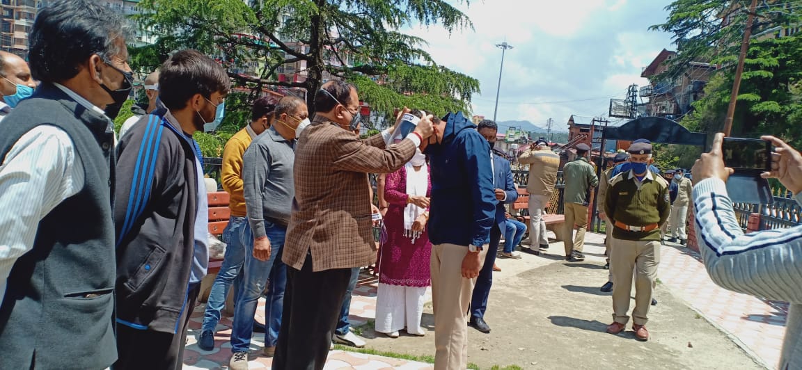 सुरेश भारद्वाज ने कोरोना वाॅरियर्स को  वितरित किए फेस शिल्ड