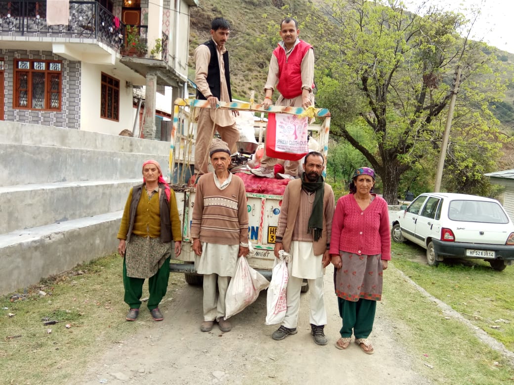  दो सैनिकों ने पीरन पंचायत के पांच गांव में मुफ्त में बांटी सब्जियां 