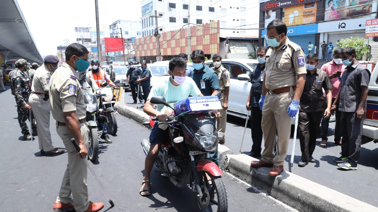 कमिश्नर ऑफ पुलिस साइबराबाद समीक्षा लॉकडाउन सिचुएशन इन साइबराबाद