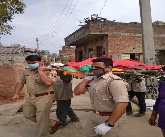 उत्तर प्रदेश में पुलिसकर्मी इंसानियत की नित नई इबारत लिखी- बेसहारा महिला के शव को कंधा देकर पहुंचाया श्मशान घाट