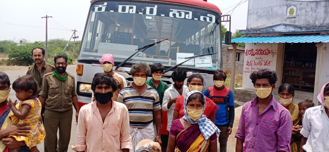 मंत्री सत्यवती राठौड़ कार्यकर्ताओं की मदद,प्रवासी श्रमिक कर्नाटक से महबूबबाद चले गए