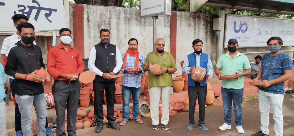 लोकल पर वोकल के कार्यक्रम के तहत भाजयुमो कार्यकर्ताओं ने खरीदे मिट्टी के बर्तन