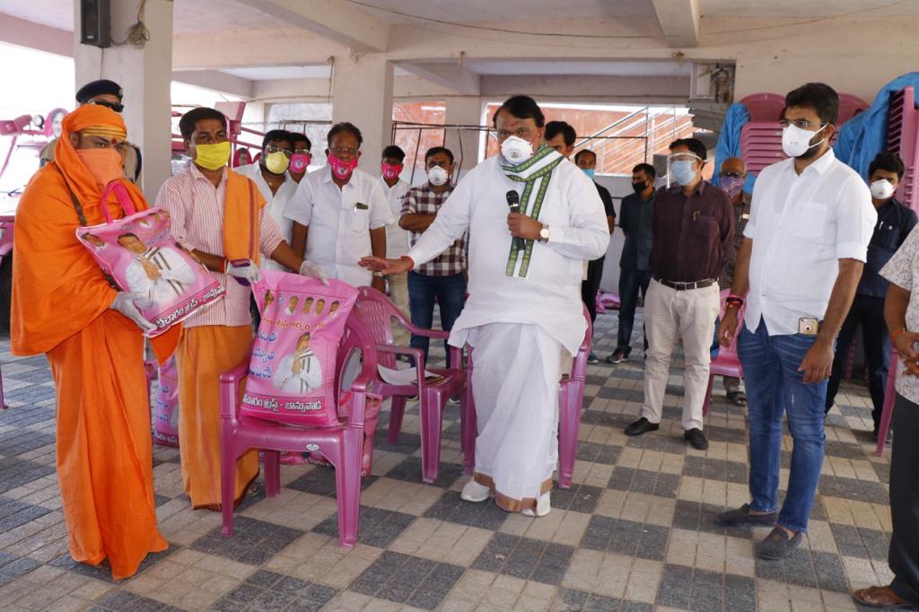 पोचराम ट्रस्ट के माध्यम से चावल और आवश्यक वस्तुओं का वितरण किया: पोखराम श्रीनिवास रेड्डी