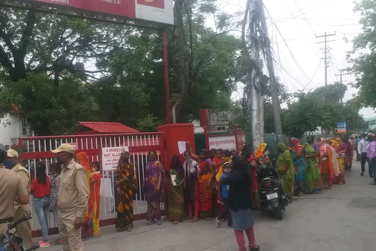 आर्थिक पैकेज की घोषणा के बाद पोस्ट ऑफिस में श्रमिकों की भीड़