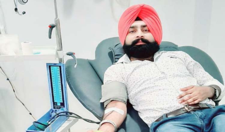 NCP Secretary Sardar Gurpreet Singh and his companions arrived at Indus Hospital to donate blood