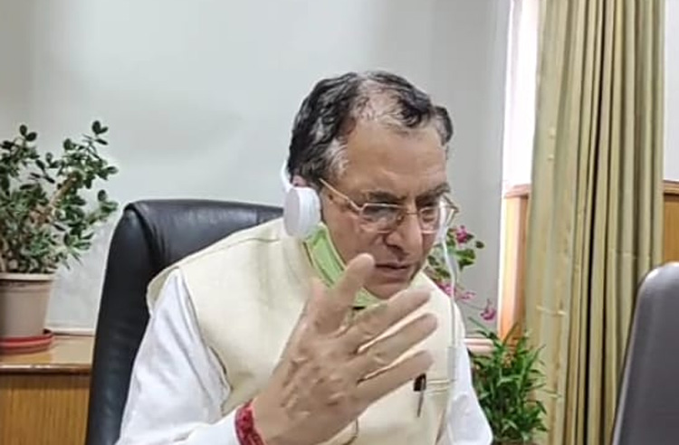 शिक्षा मंत्री सुरेश भारद्वाज ने आज शिमला मण्डल के सभी पदाधिकारियों से वीडियो कॉन्फ्रेंसिंग द्वारा संवाद किया