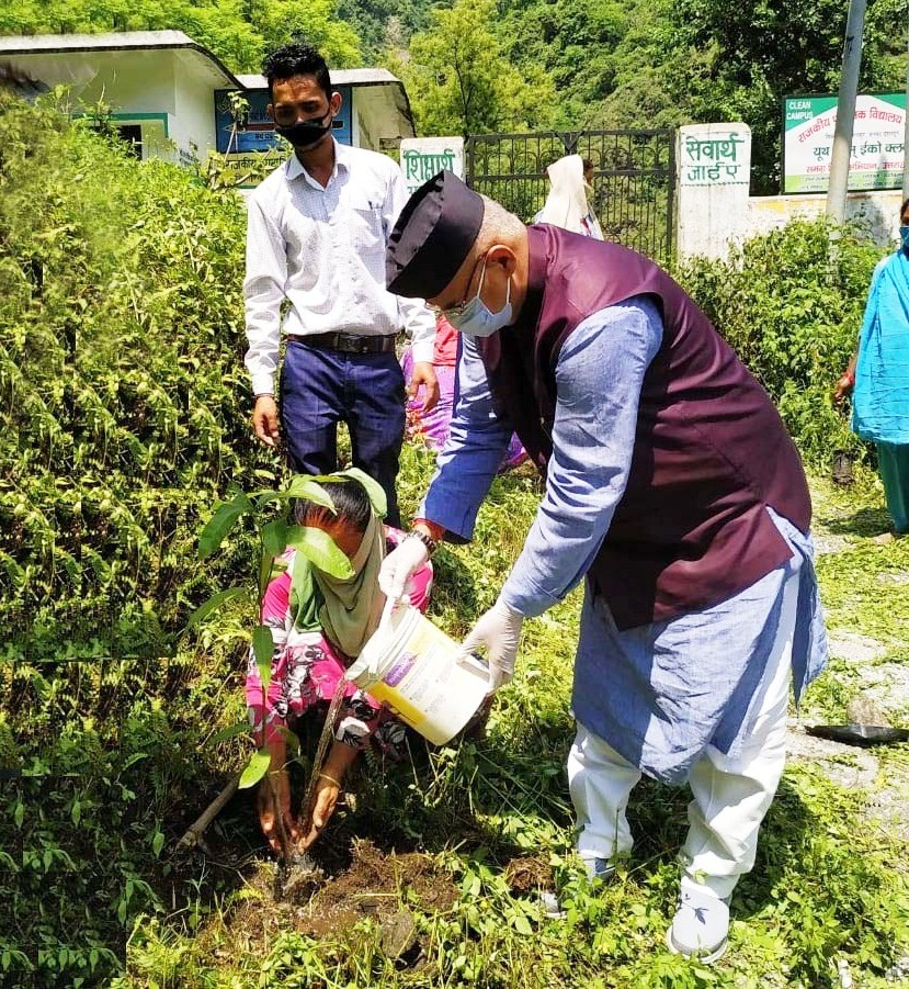 विधायक जोशी ने विद्यालय में किया पौधारोपण