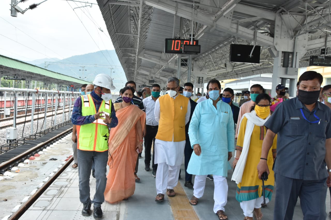 मुख्यमंत्री ने आज ऋषिकेश-कर्णप्रयाग रेल परियोजना के अन्तर्गत बने ऋषिकेश रेलवे स्टेशन का स्थलीय निरीक्षण किया