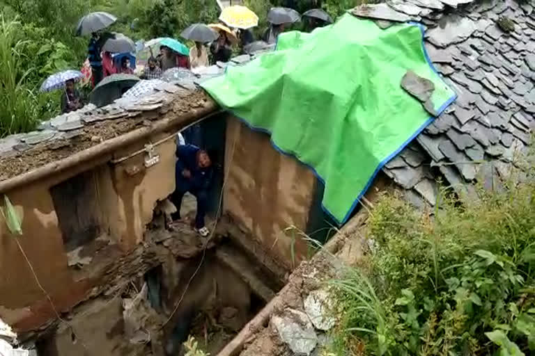 भारी बारिश के चलते ढहा मकान, मां व दो बेटियों की मौत