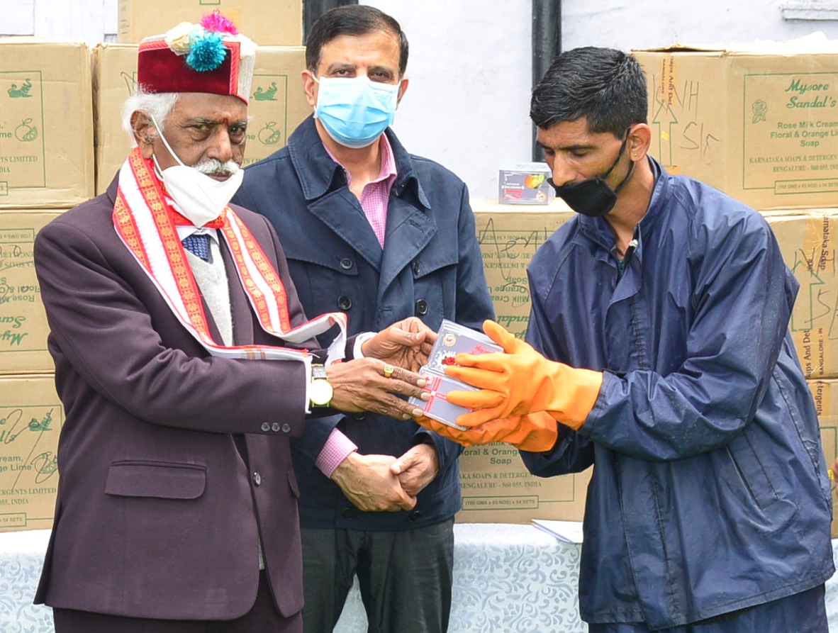 राज्यपाल ने अस्पताल प्रतिनिधियों, श्रमिकों और सफाई कर्मचारियों को स्वास्थ्य सामग्री वितरित की