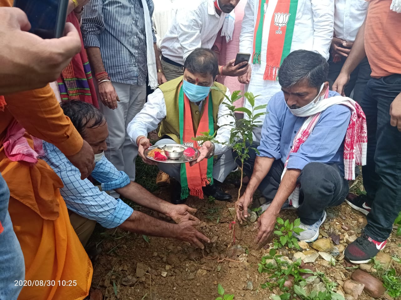 सुरेश काश्यप ने देहरा में ’वन संरक्षण के उद्देश्य से वृक्षारोपण कर  किया “प्रकृति वंदन”