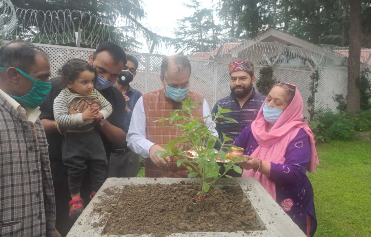 सहकारिता मंत्री सुरेश भारद्वाज ने किया अपने निवास स्थान पर पौध रोपण