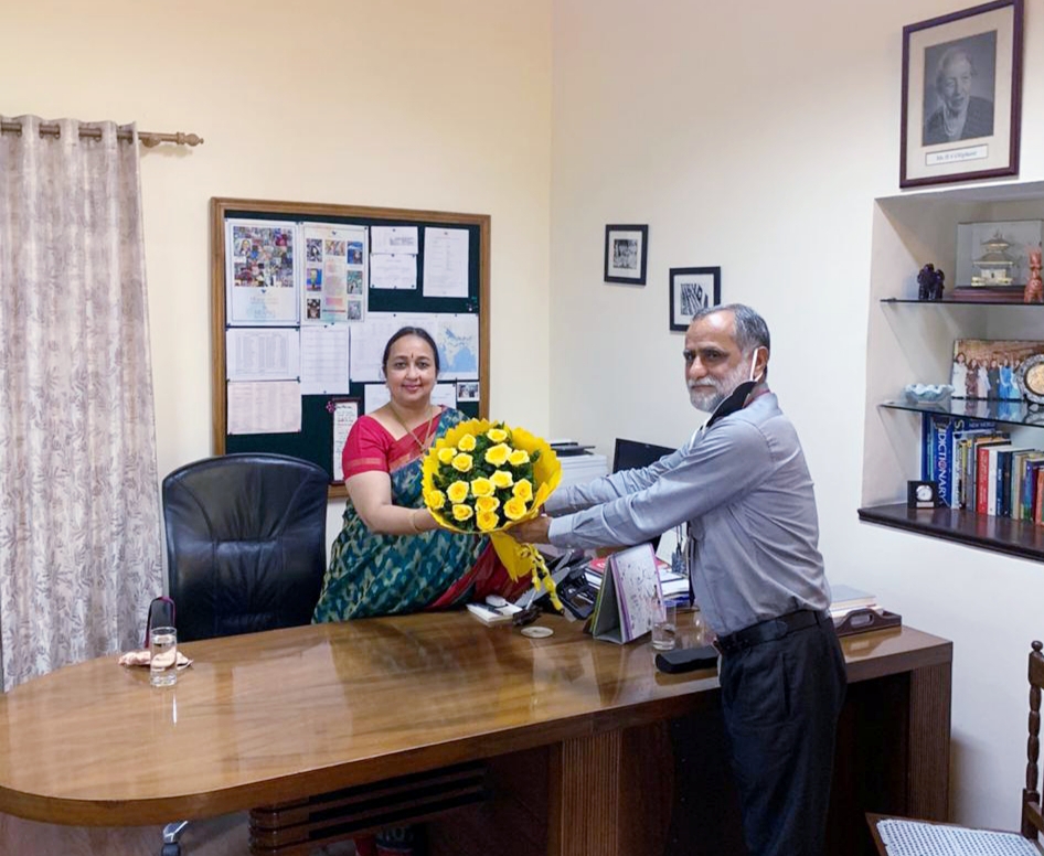 शिक्षक दिवस पर पंजाब नेशनल बैंक के अधिकारियों द्वारा द्वारा वरिष्ठ शिक्षकों को सम्मान