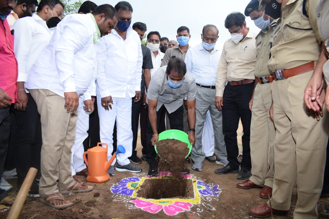 मंत्री श्री वी. श्रीनिवास गौड़ ने स्थानीय विधायक श्री टी. प्रकाश गौड़ के साथ राजेंद्र नगर ज़ोन में 170 एकड़ दिए