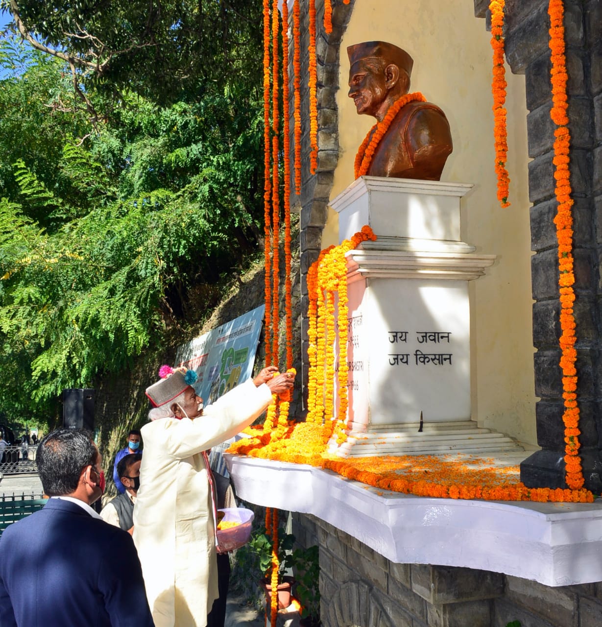 राज्यपाल ने महात्मा गांधी और लाल बहादुर शास्त्री को उनकी जयंती पर श्रद्धांजलि अर्पित की