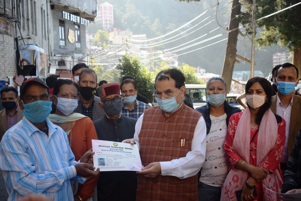 सुरेश भारद्वाज ने राष्ट्रपिता महात्मा गांधी की प्रतिमा पर की पुष्पांजली अर्पित