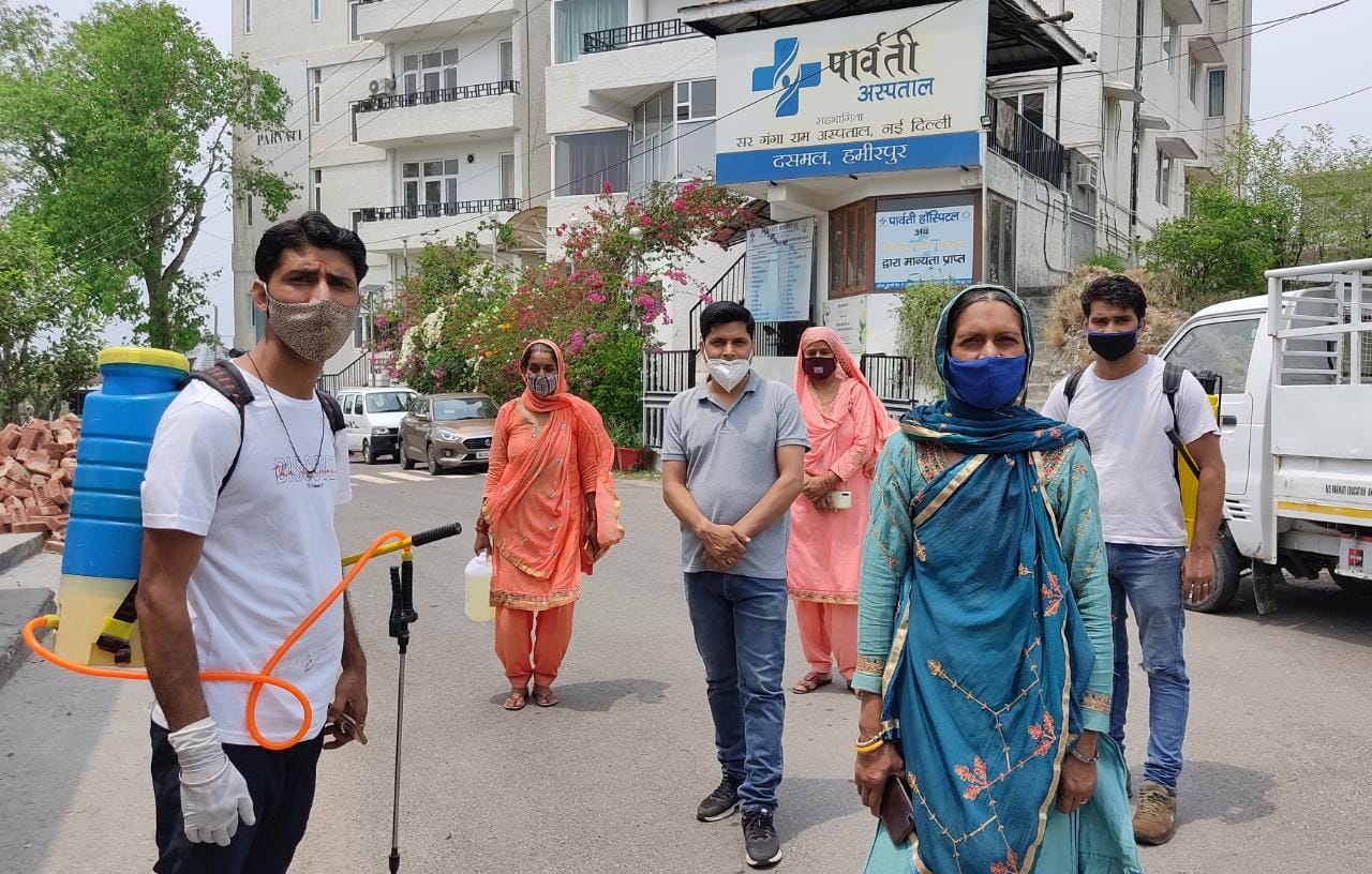 भोरंज वि स की ग्राम पंचायत दिम्मी में राजीव राणा ने करवाया शेनेटाईजेशन का काम