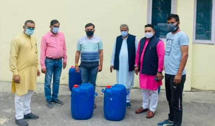 पाँवटा साहिब विधानसभा की सभी पंचायतो में छिड़काव हेतु सेनीटाइजर (Sanitizer) वितरित किया