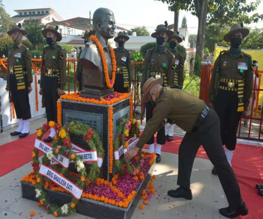 बहादुर योद्धा, मेजर विवेक गुप्ता की प्रतिमा को एनडीए के सहपाठियों ने युद्धनायक के रूप में गार्ड आफ आनर के साथ पुष्पांजलि अर्पित की