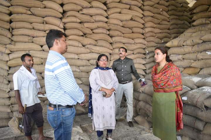 MLA Rekha Arya ने आज विकासनगर स्थित राजकीय गेंहू क्रय केंद्र और राज्य भण्डारण गृह के गोदाम का औचक निरीक्षण किया