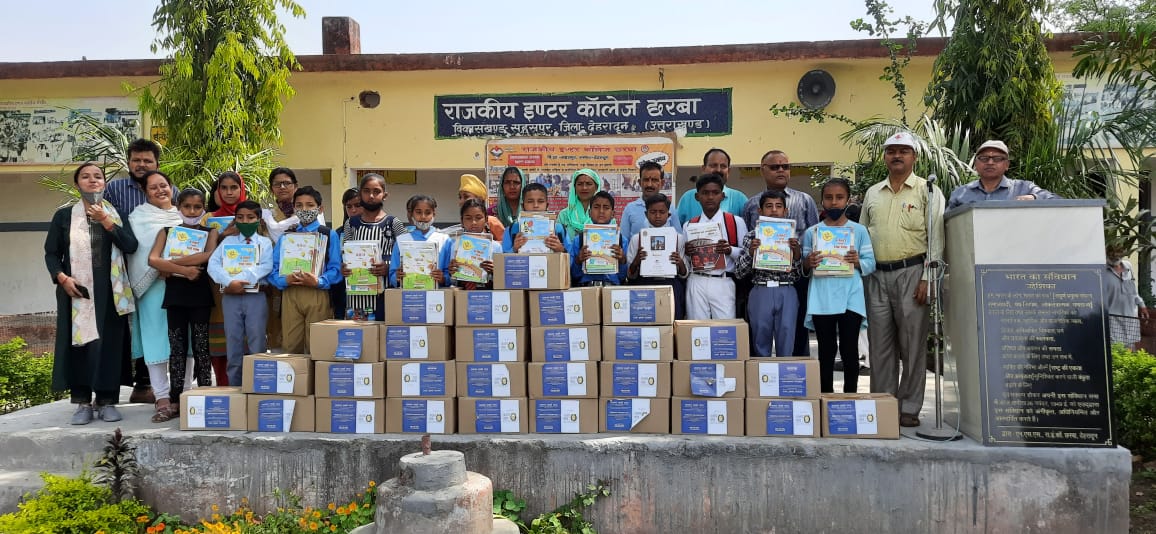 प्रवेशोत्सव में Ration kits व किताबें वितरित की