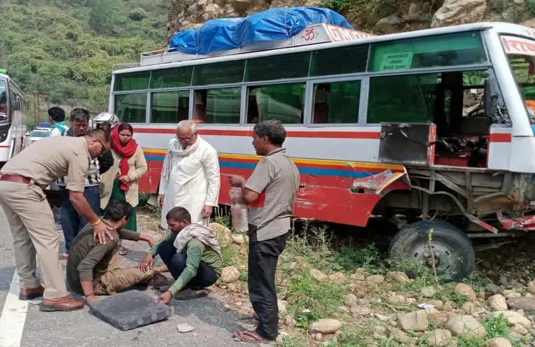 तीर्थयात्रियों की BUS सुरक्षा दीवार से टकराई, कई घायल