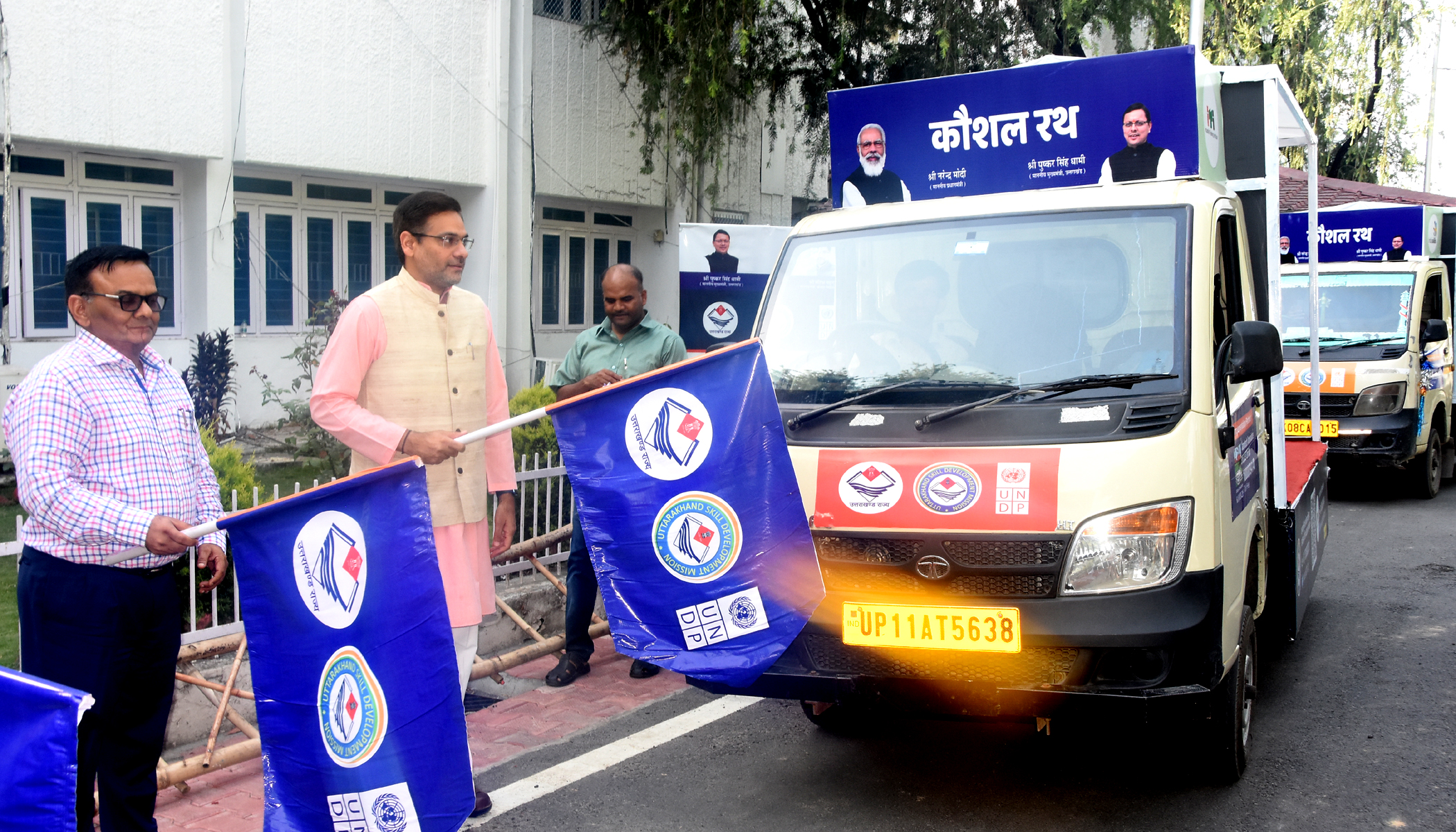 तीन कौशल रथ को कौशल विकास Minister Saurabh Bahuguna ने हरी झंडी दिखाकर किया रवाना