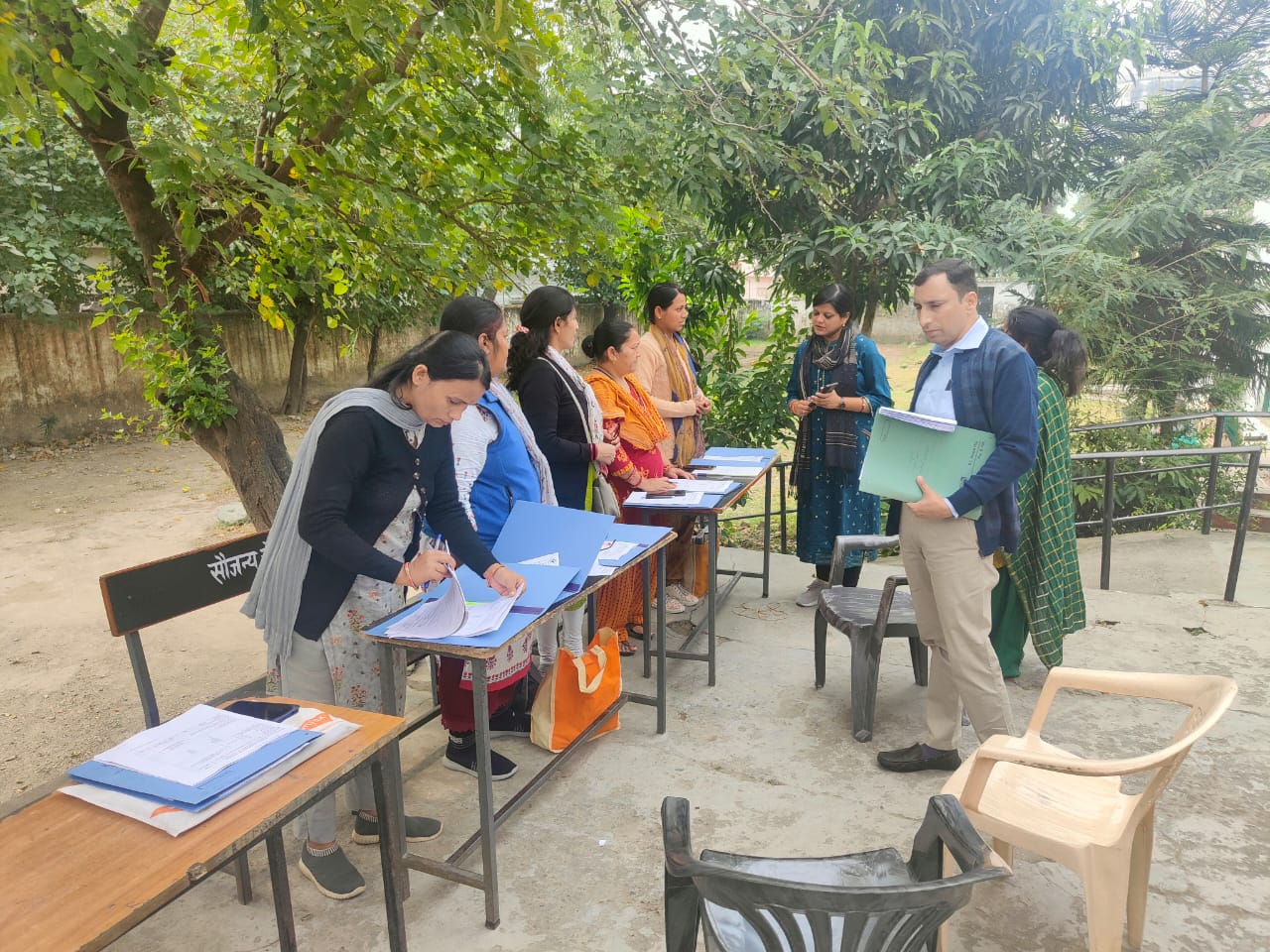 कोई भी व्यक्ति मतदान केन्द्रों में जाकर अपना नाम वोटर लिस्ट में होने की जाँच सकता है