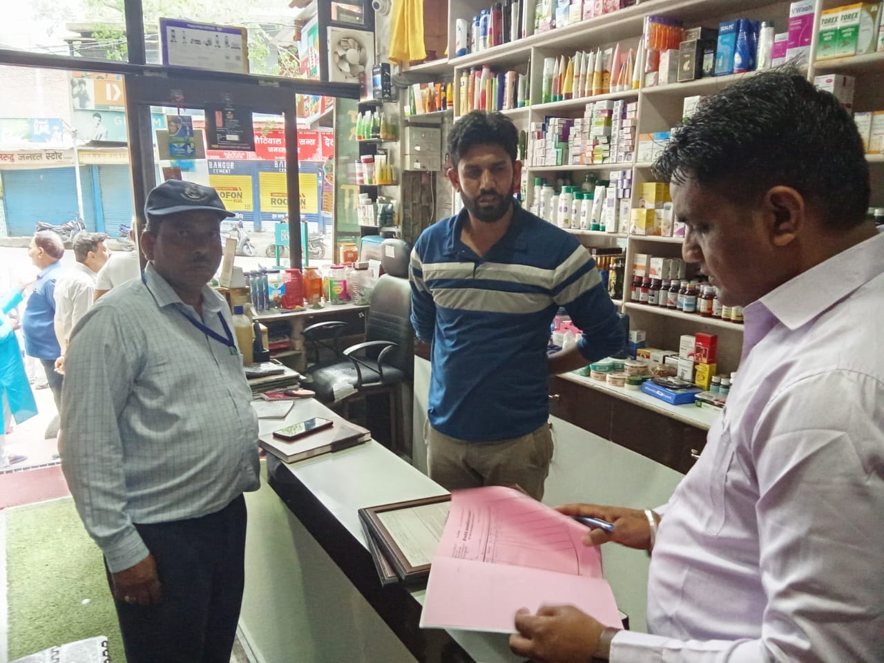 हितधारकों की संयुक्त टीम ने किया मेडिकल स्टोर्स का औचक निरीक्षण