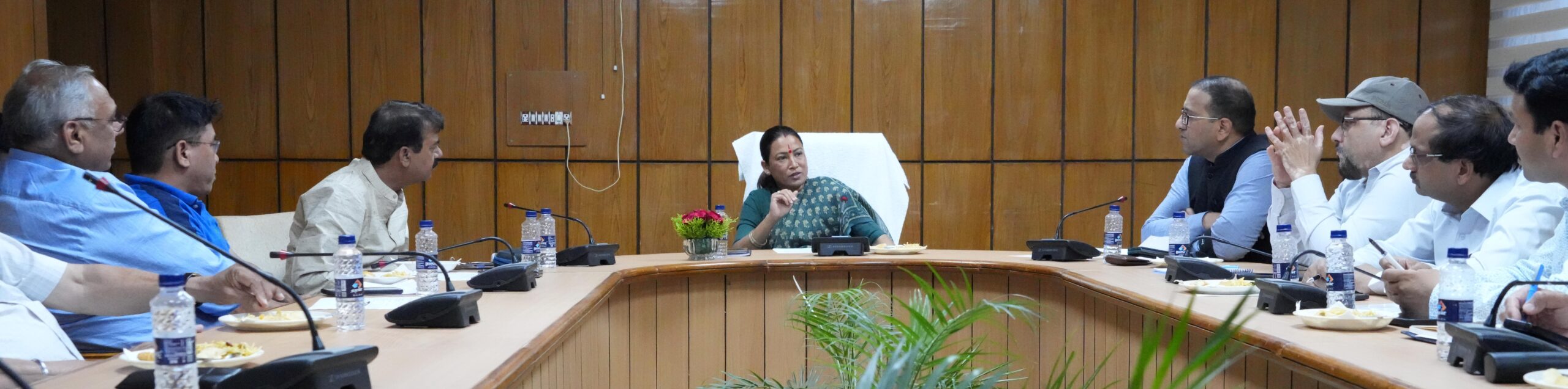 खेल मंत्री ने ओलम्पिक एसोसिएशन के सदस्यों एवं विभागीय अधिकारियों के साथ की बैठक