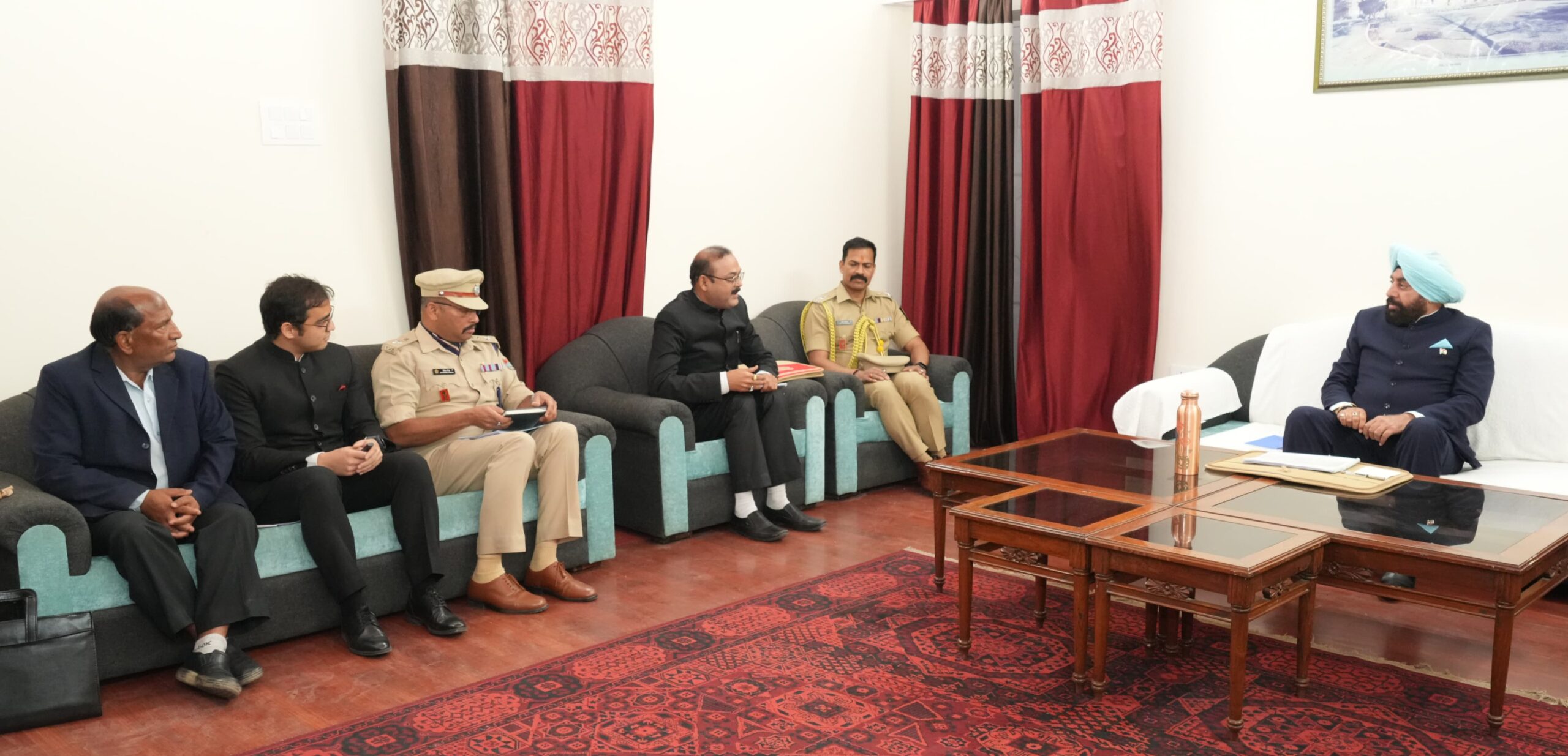 राज्यपाल ने अल्मोड़ा में जिला प्रशासन के उच्चाधिकारियों के साथ की बैठक
