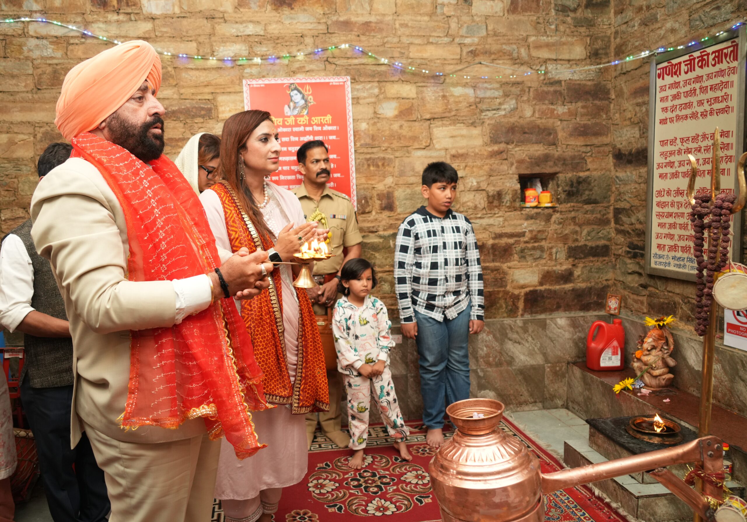 राज्यपाल ने कसार देवी मंदिर में पूजा-अर्चना की