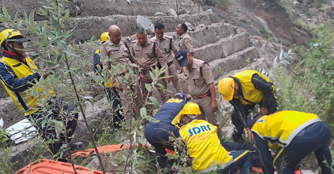 बदरीनाथ के दर्शन कर लौट रहे हरियाणा के युवकों की बाइक पर गिरे पत्थर, खाई में गिरने से दोनों की मौत