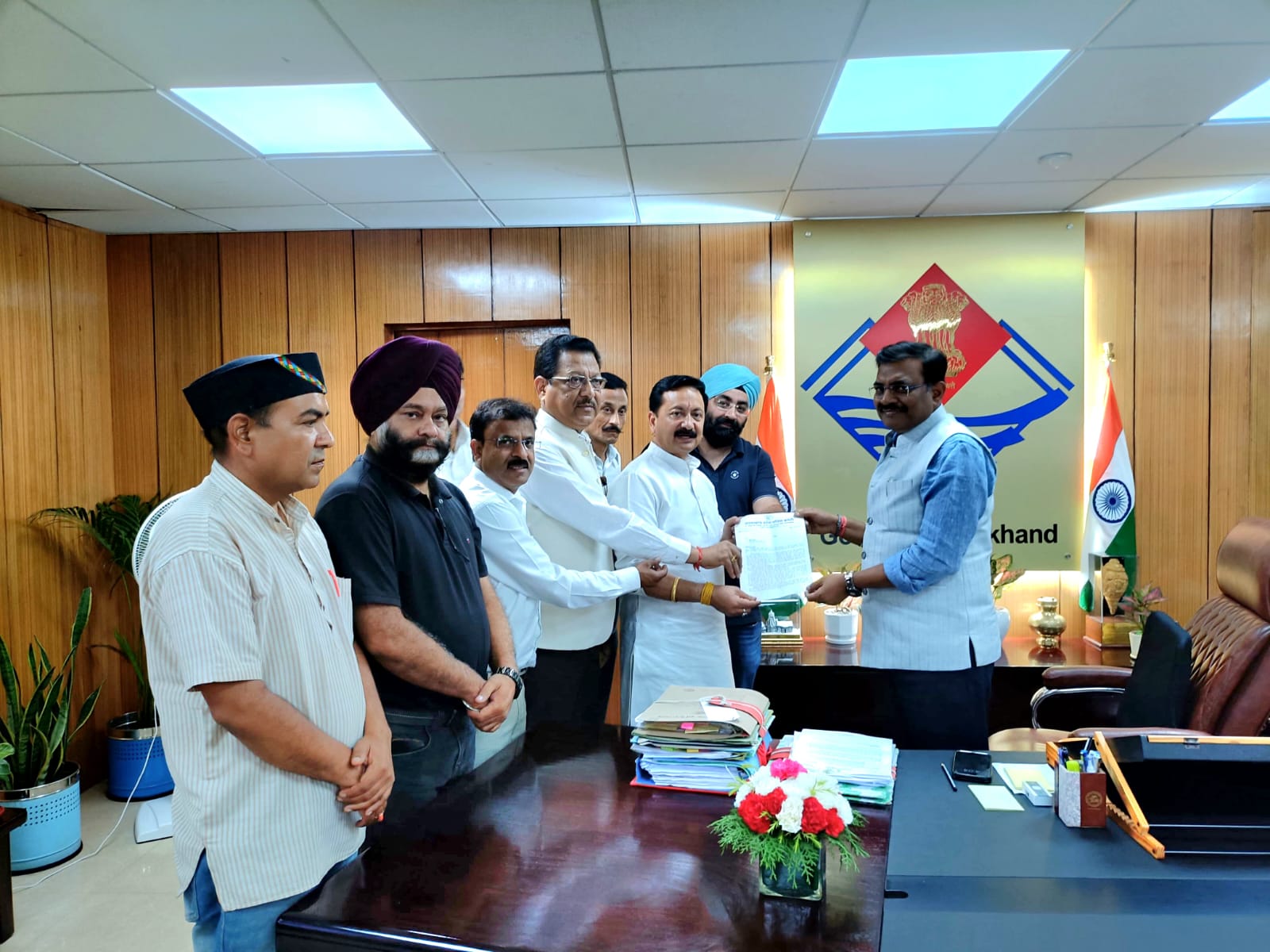 प्रदेश कांग्रेस अध्यक्ष करन माहरा की अगुवाई में कांग्रेस प्रतिनिधिमंडल ने सौंपा मुख्य सचिव को छह सूत्रीय ज्ञापन