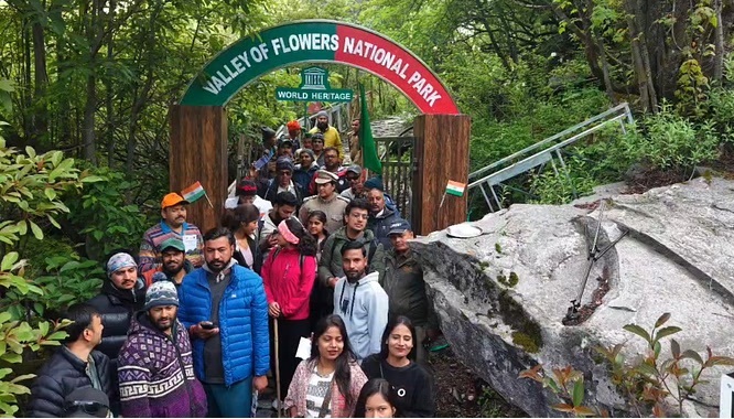 पर्यटकों के लिए खुले फूलों की घाटी के द्वार
