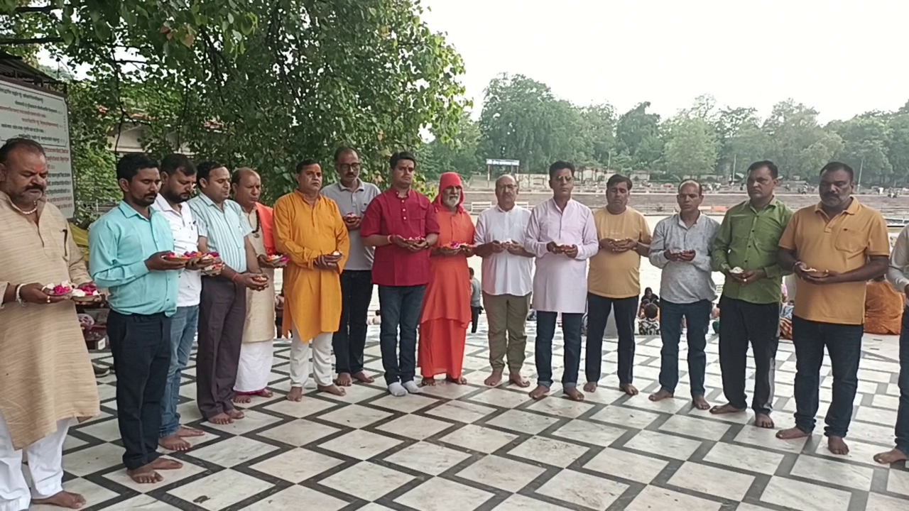 विमान हादसे के मृतकों को दी श्रद्धाजंलि