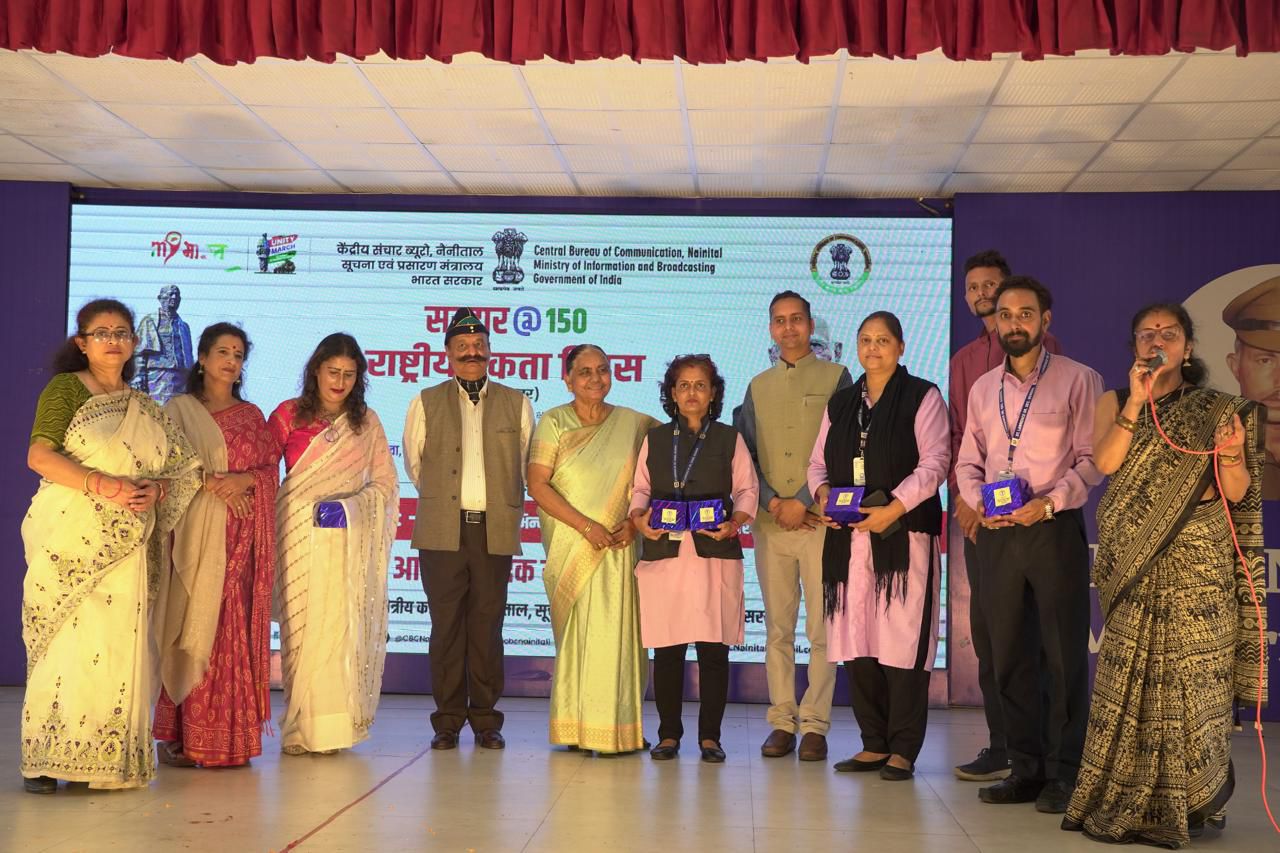 स्वतंत्रता सेनानियों एवं वीर सैनिकों के परिजनों को केंद्रीय संचार ब्यूरो नैनीताल ने किया सम्मानित
