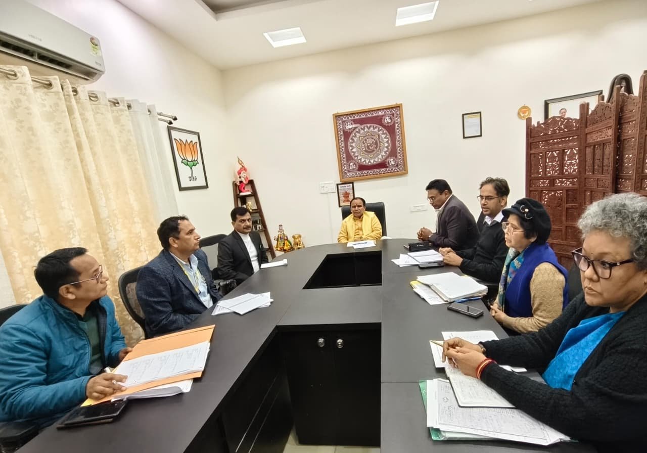 विभागीय मंत्री डॉ. रावत ने अधिकारियों को दिये सख्त निर्देश