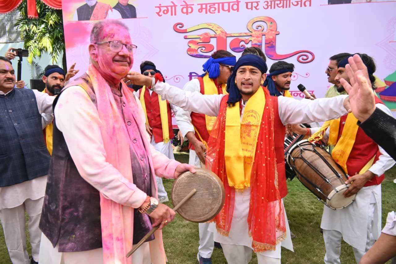 समारोह में कुमाऊँनी व गढ़वाल के राठ होलियारों ने बिखेरे होली के रंग