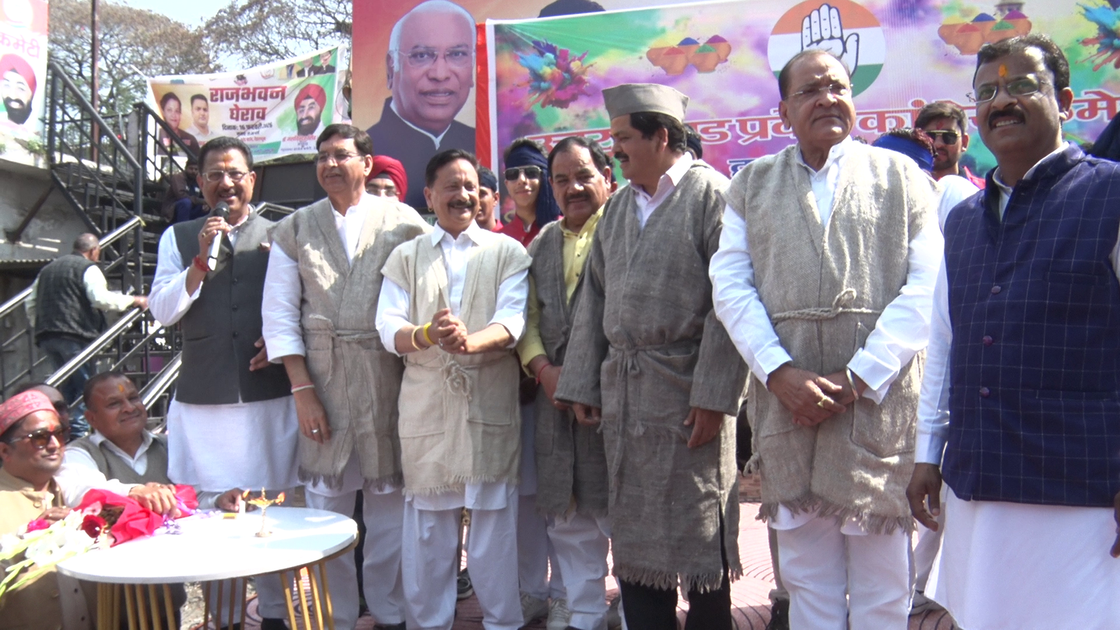 टॉप फाइव लीडर्स एक की पोशाक में आए नजर