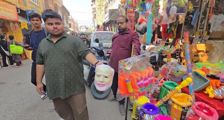 इस बार पीएम मोदी का मुखौटा बना होली पर बच्चों के आर्कषण का केन्द्र