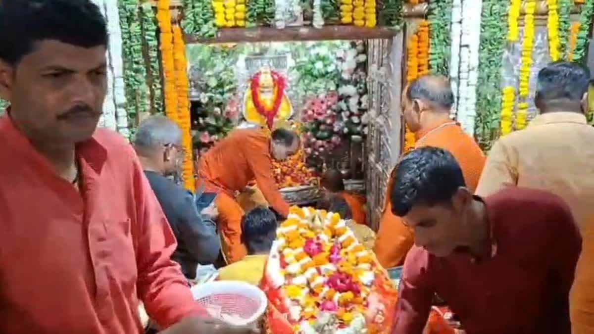 चैत्र नवरात्र में मनसा देवी मंदिर में उमड़ा श्रद्धालुओं का रेला