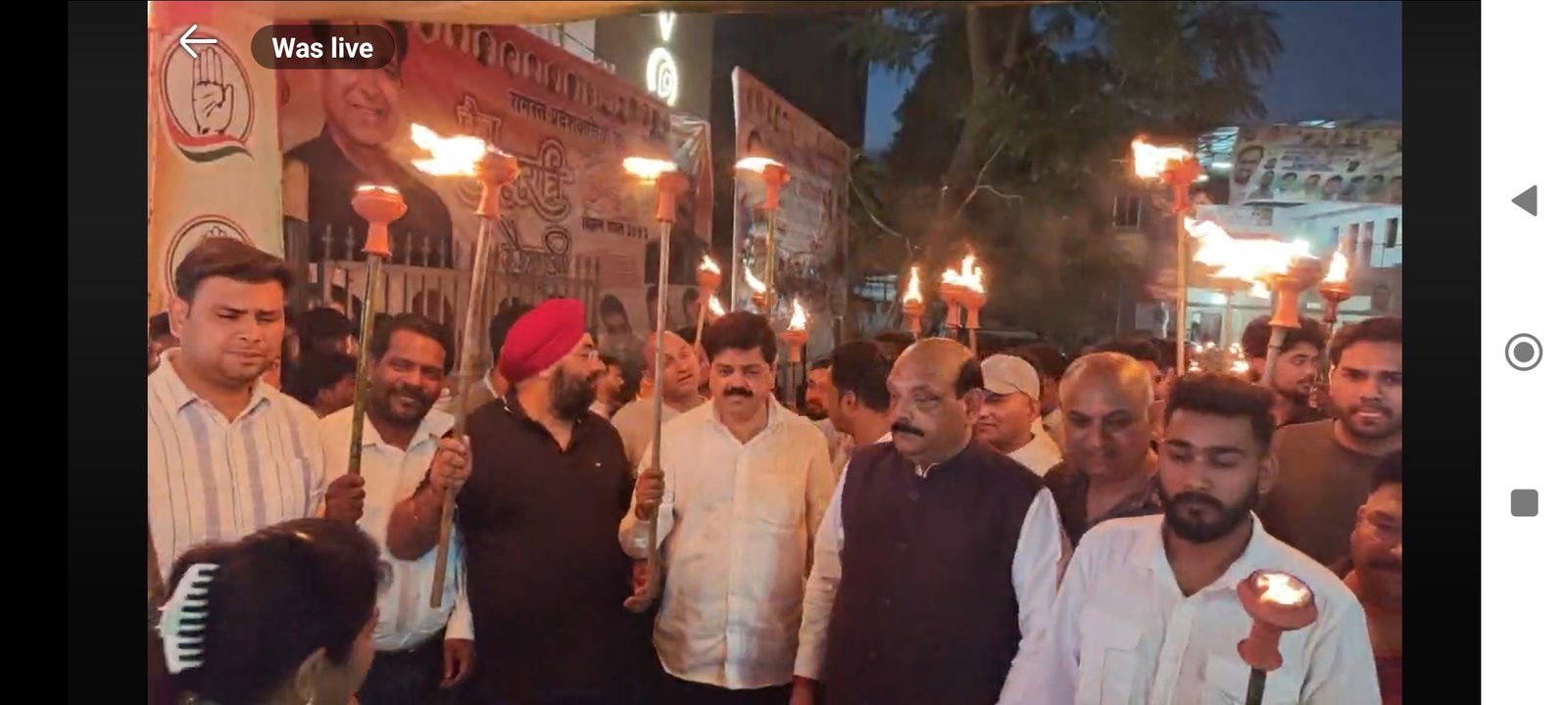 राजधानी देहरादून की चरमराई कानून व्यवस्था को लेकर कांग्रेस ने निकाला मशाल जुलूस