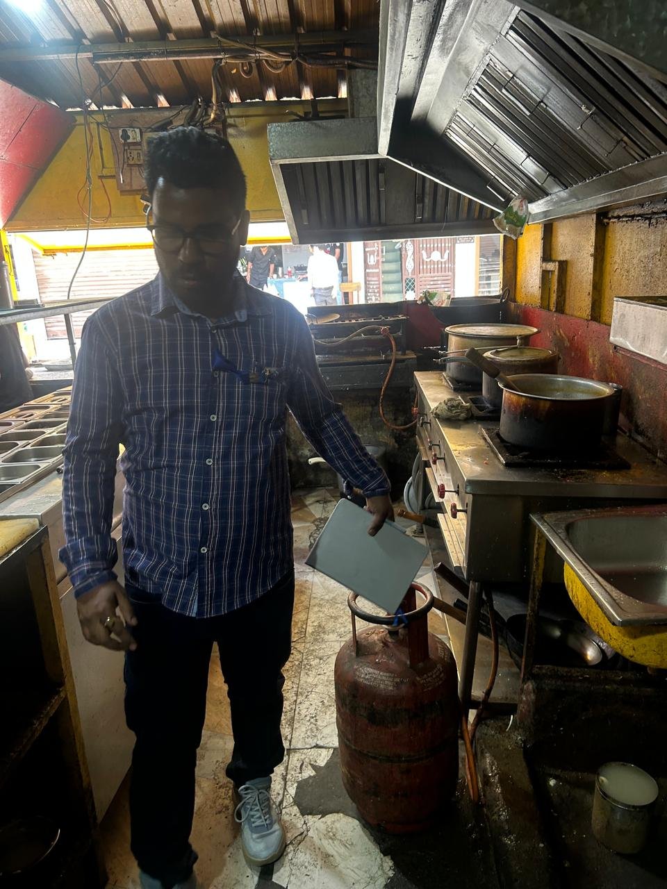 डीएम की क्यूआरटी ने व्यावसायिक प्रतिष्ठानों से 4 घरेलू गैस सिलेंडर जब्त किए