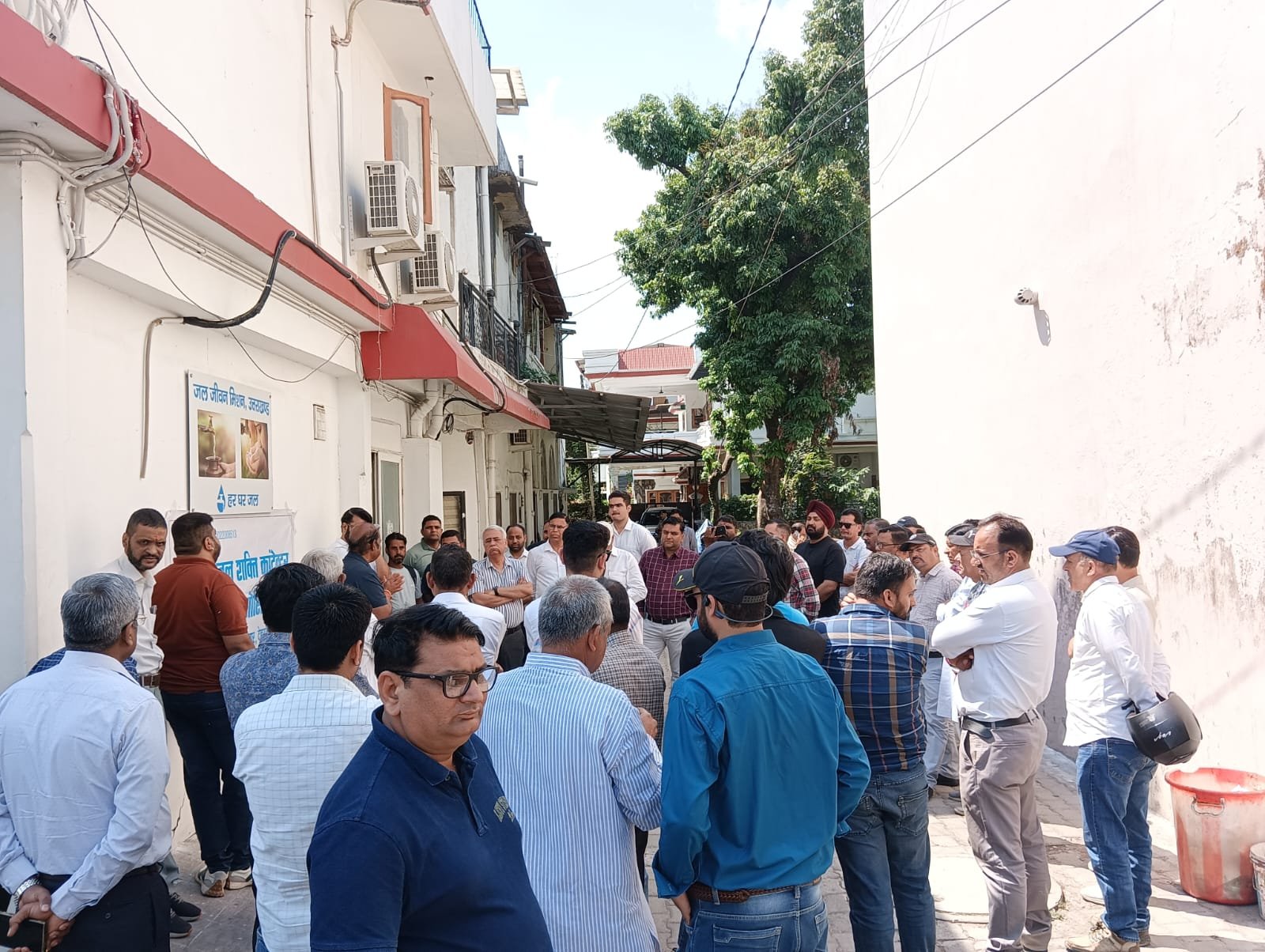 देहरादून, रूड़की, विकासनगर, पौड़ी, टिहरी, चमोली एवं अल्मोड़ा के ग्रामीण क्षेत्रों में जल आपूर्ति बाधित रही