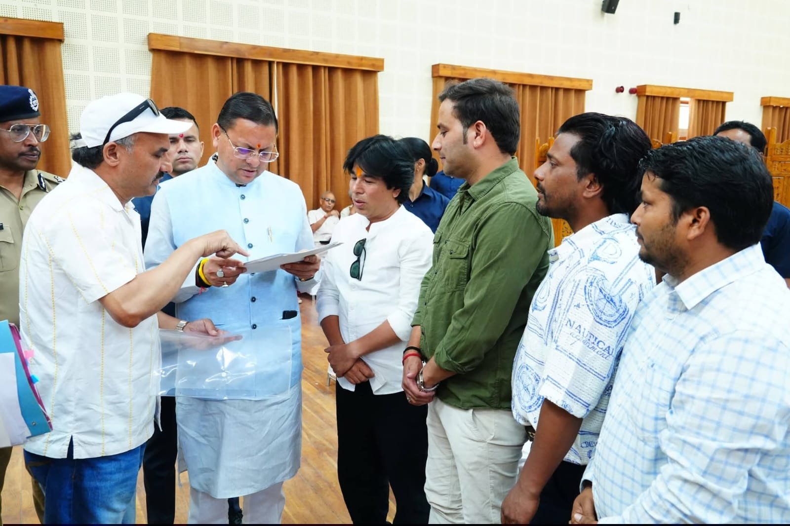 सीएम ने मुख्य सेवक सदन में सुनीं जनसमस्याएं, कई प्रकरणों का मौके पर ही किया समाधान